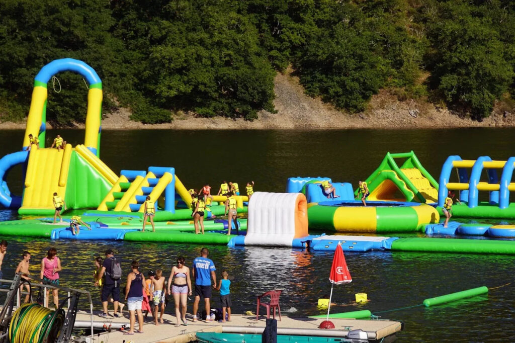 Base de jeux aquatiques Aqua Loisirs proche du camping de Confolant