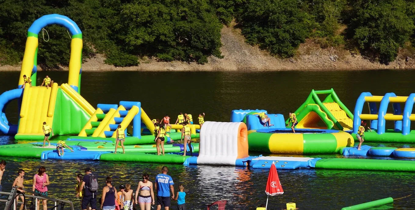 Base de jeux aquatiques Aqua Loisirs proche du camping de Confolant