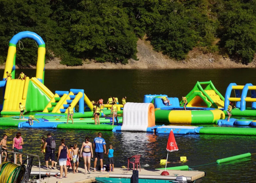 Base de jeux aquatiques Aqua Loisirs proche du camping de Confolant