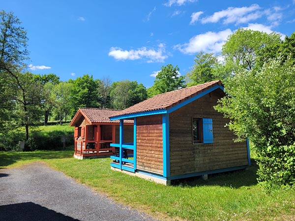 Chalet personnes en plaine nature au bord du lac de Confolant