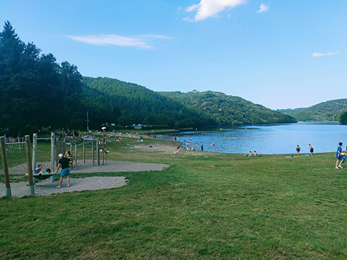 Plage de baignade et jeux enfants